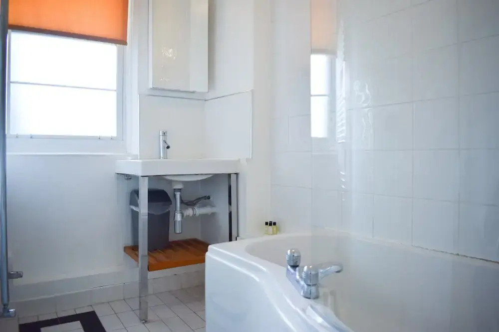2 Bedroom Flat Near Tower Hill
