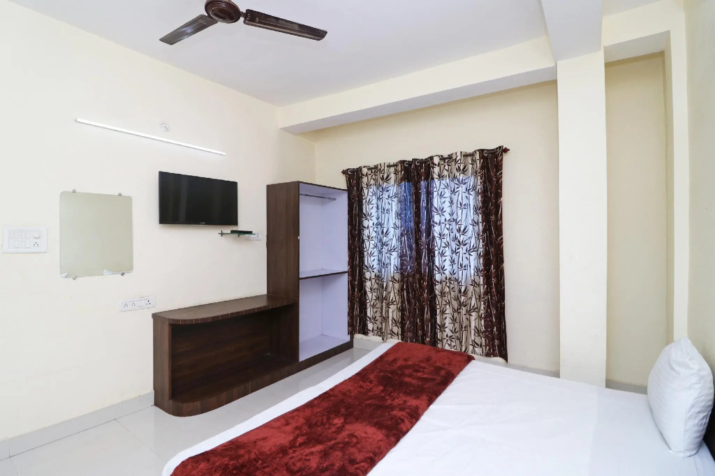 SPOT ON 45291 Bharat Lodge