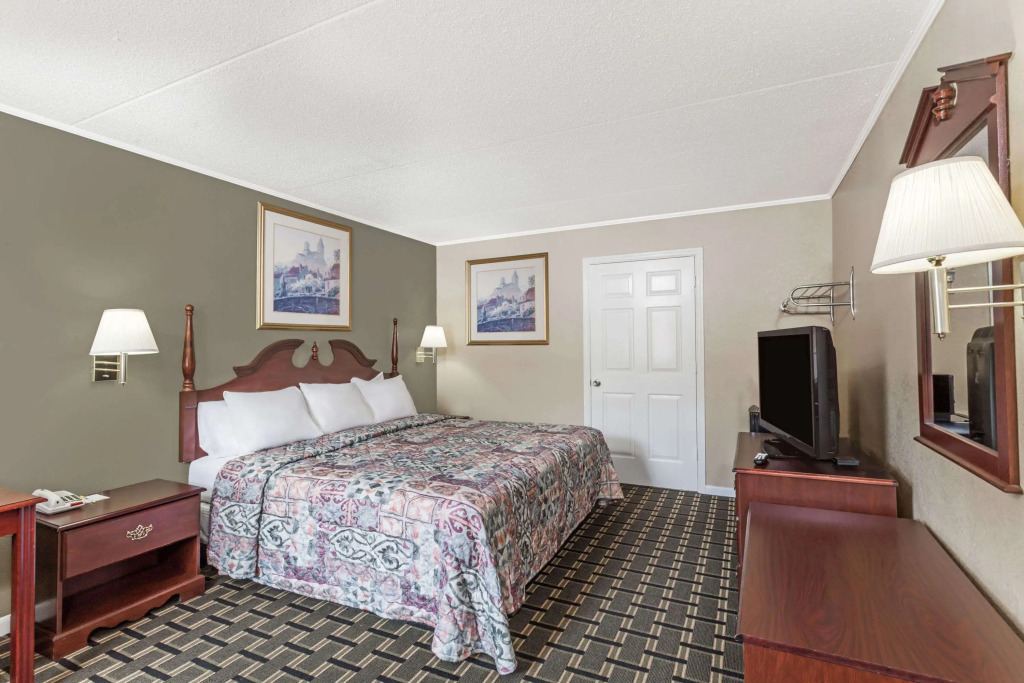 Days Inn by Wyndham Lenoir City