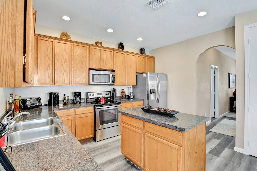 Beautiful Home Close to Theme Parks With Private Pool, AC & W/D - Dog-friendly