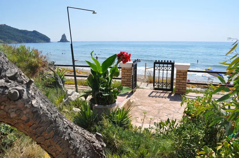 Corfu Beachfront holiday Houses Yannis on Agios Gordios beach