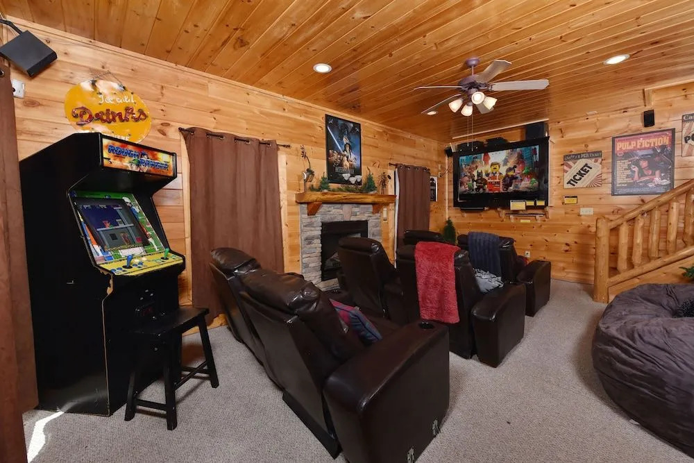 Knockin' On Heaven's Door - 5 Br cabin by RedAwning