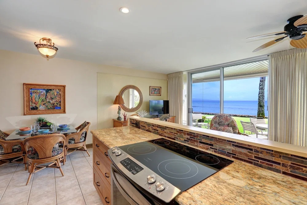 Pikake #a6 2 Bedroom Condo by RedAwning