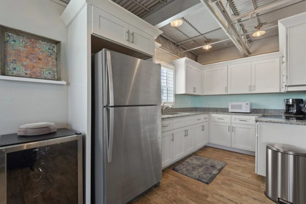 Ocean Jewel 1- Beautifully Renovated Loft Close to Beach and Shops