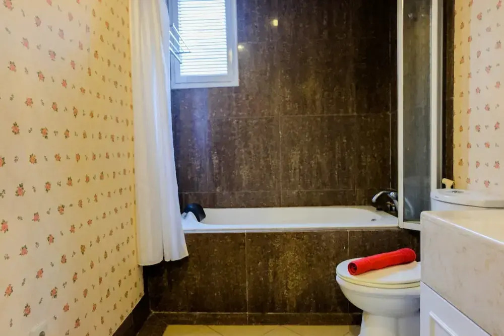 Spacious 2BR Park Royale Apartment