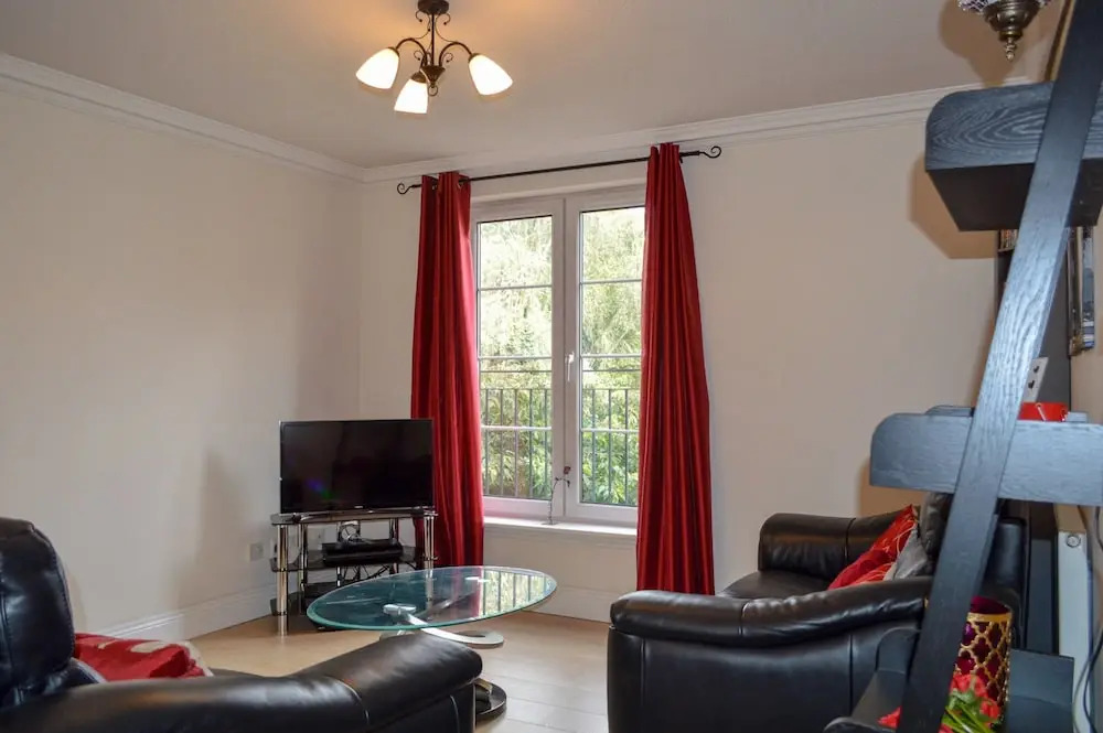 2 Bedroom Apartment Beside Water of Leith Walkway