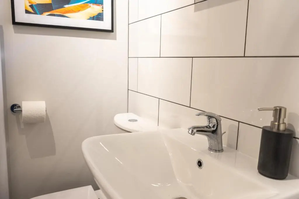 Modern 2 Bed Apartment on Edge of City Centre, 2xFREE Private Parking, Ground Floor & Private Entrance in Quiet Neighbourhood
