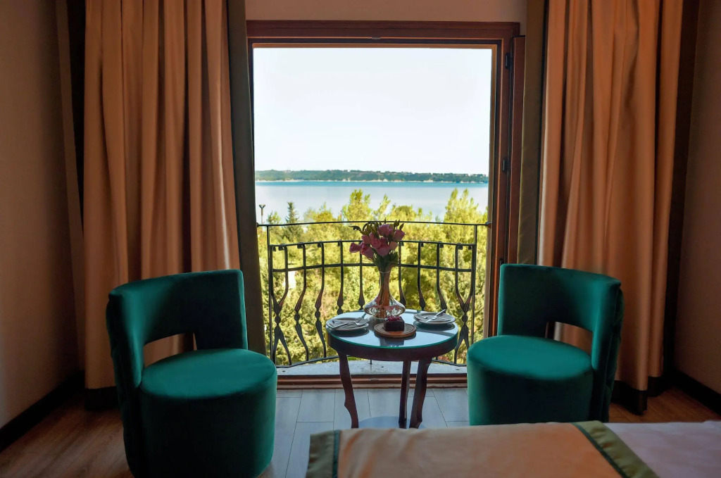 Golden Lake Hotel