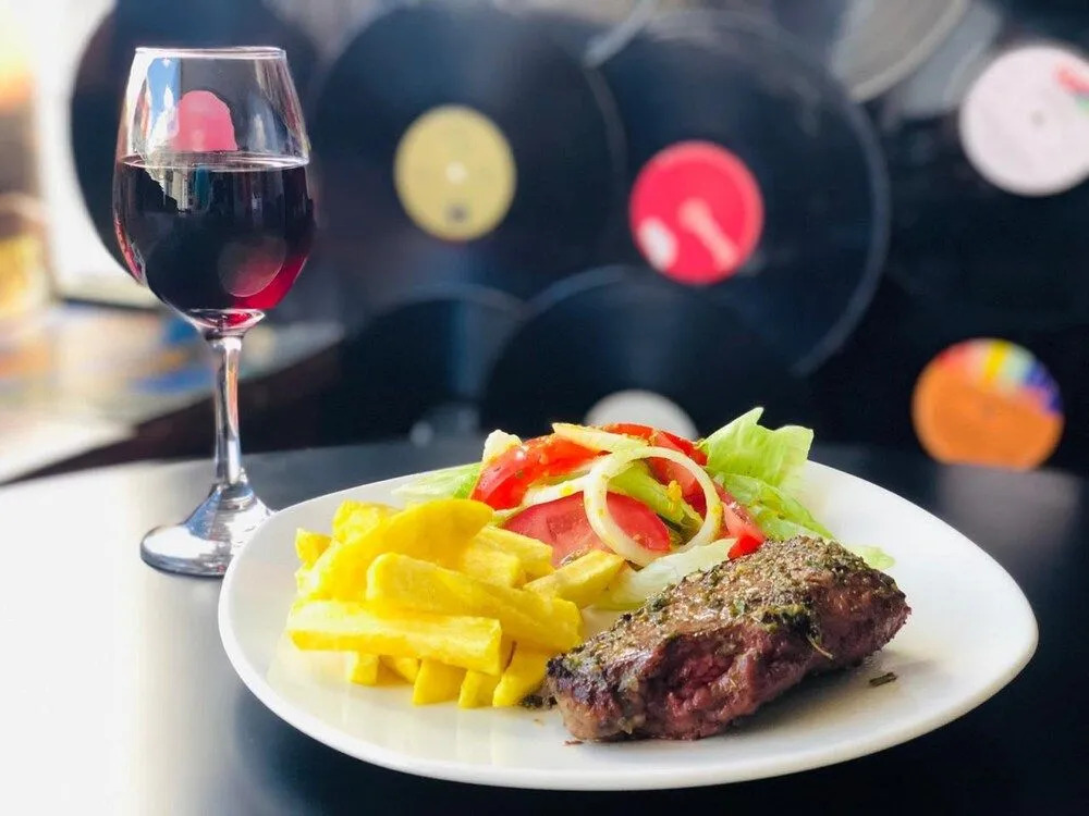 Vinilo House  Grill