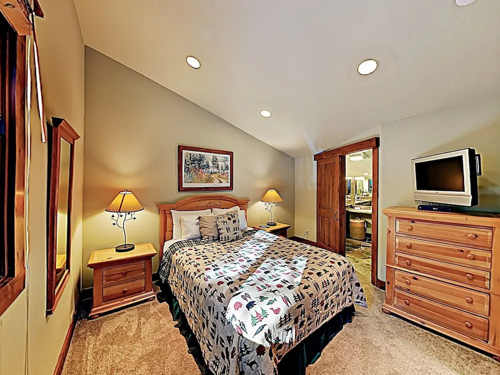 All-season Mountain Getaway W/ Pools & Hot Tubs 2 Bedroom Condo