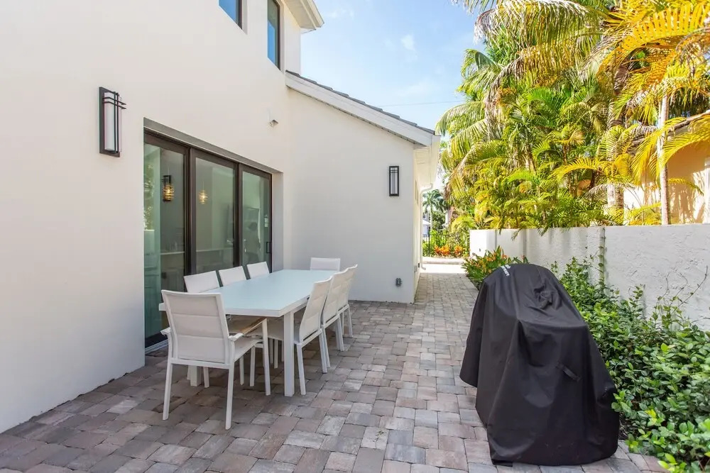 Sorrento Luxury Vacation Home: Expansive 5-Bedroom, 4.5-Bath Retreat with Private Pool, Hot Tub, and Pet-Friendly Accommodations – Just a Short Walk from Stunning Vanderbilt Beach