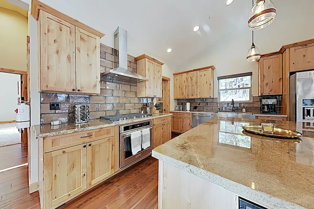 Lavish New-build: Private Hot Tub & 2 Living Areas 4 Bedroom Home