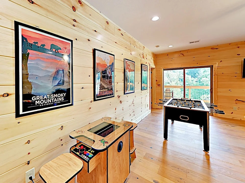 New Listing! Gorgeous W/ Mountain Views 3 Bedroom Cabin
