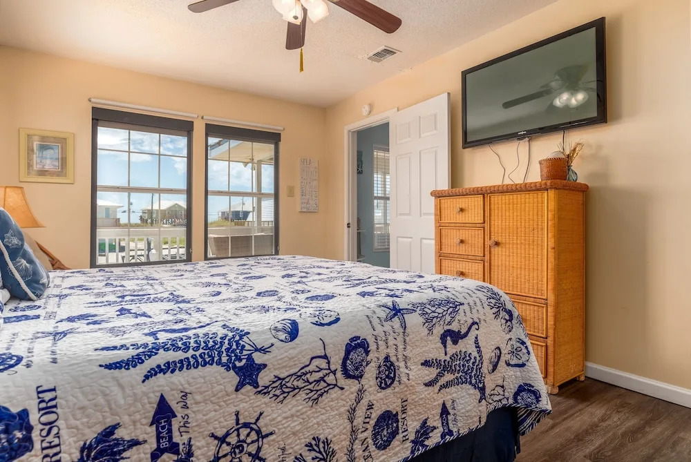 Sunset Point - 2249 Mallard St 3 Bedroom Home by RedAwning