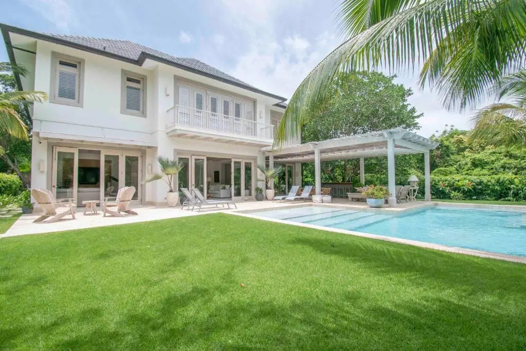 Stylish Fully-staffed Villa Near Beach and Lagoons in Exclusive Golf Resort