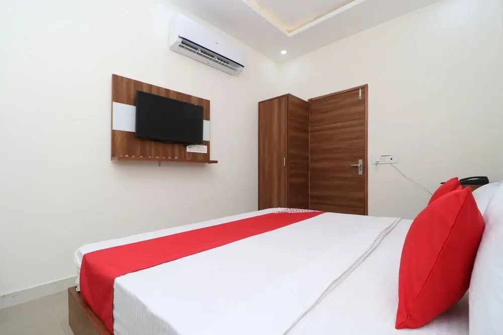 OYO 28575 Hotel J&B