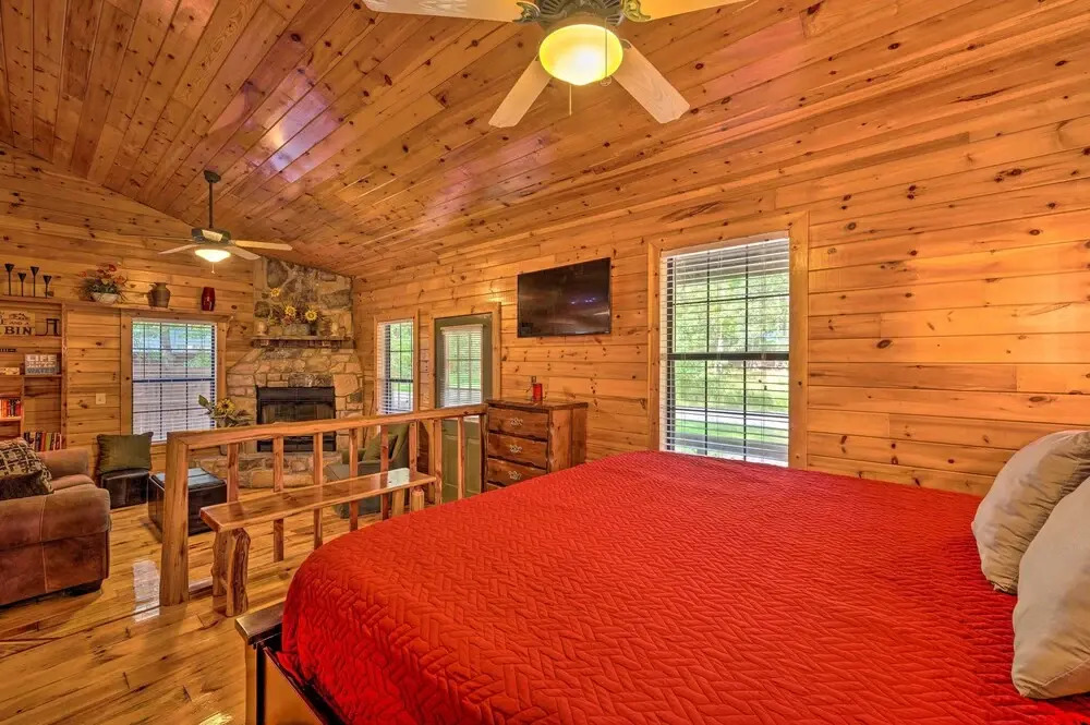 Ideally Located Broken Bow Cabin Private Hot Tub