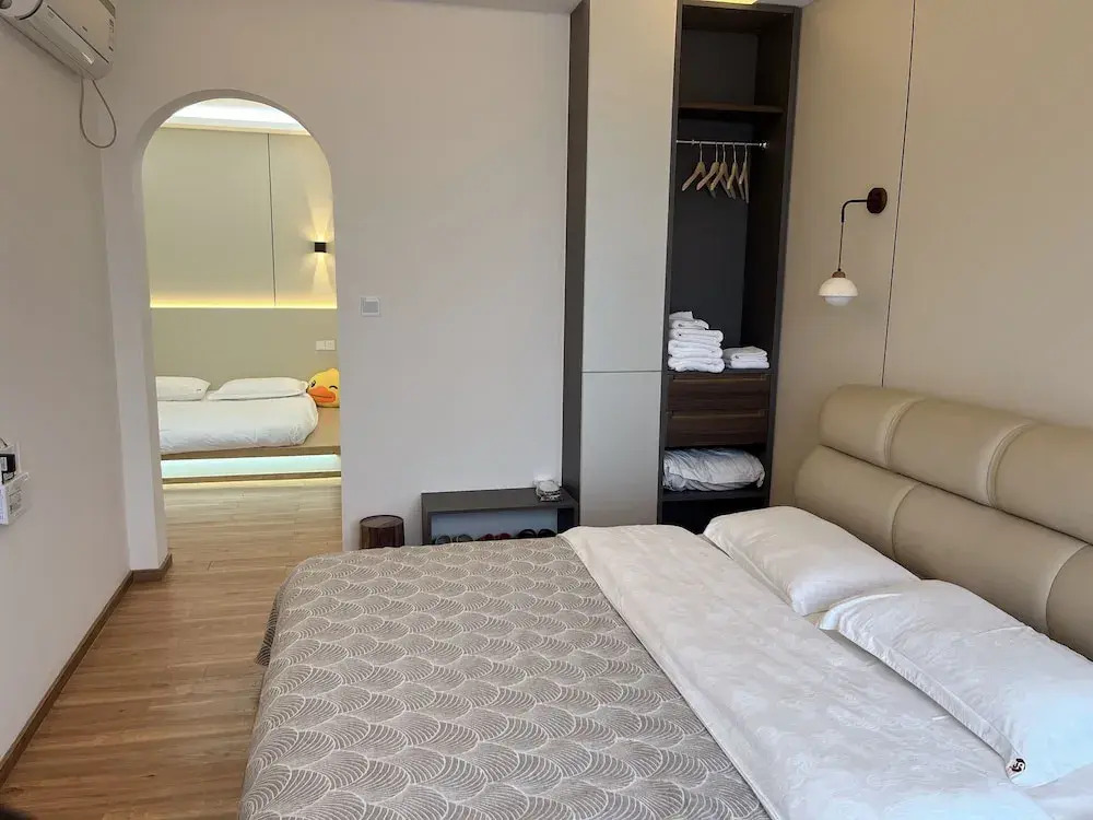 He She Courtyard Free pick-up train station stay 2 nights
