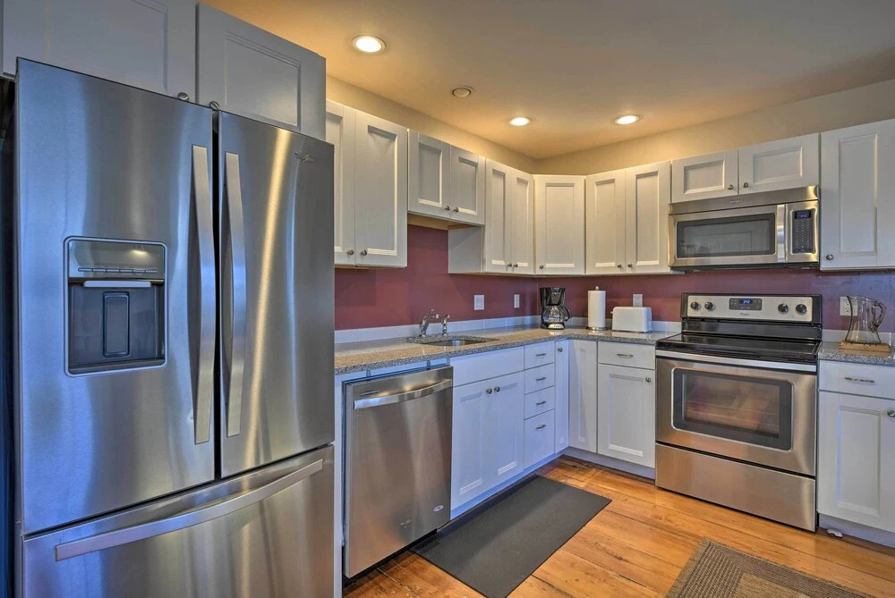Bright Apartment - 1/2 Mi to Greenport Harbor!