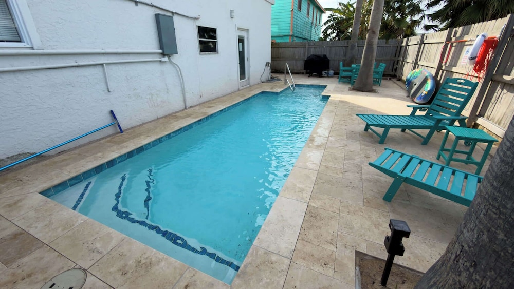 Fun Retro Island Vibe - Sleeps 17 - Beach 1 Block
