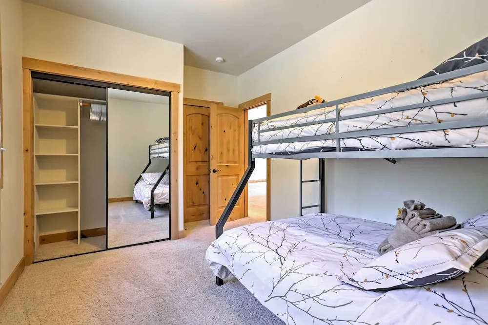Close to Slopes: Forest-view Gem in Lake Tahoe