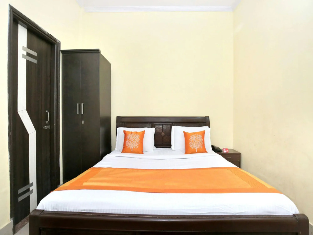 OYO 11642 Hotel Golden Grand