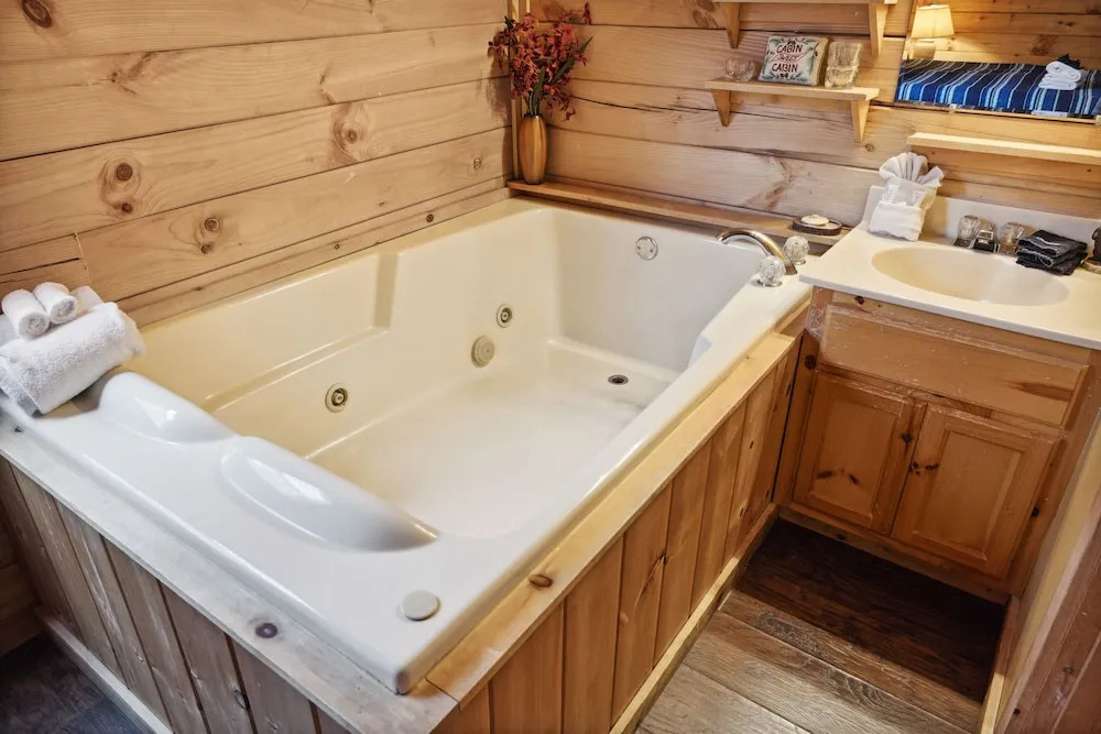 Sleepin' Inn 2 Bedroom Cabin by RedAwning