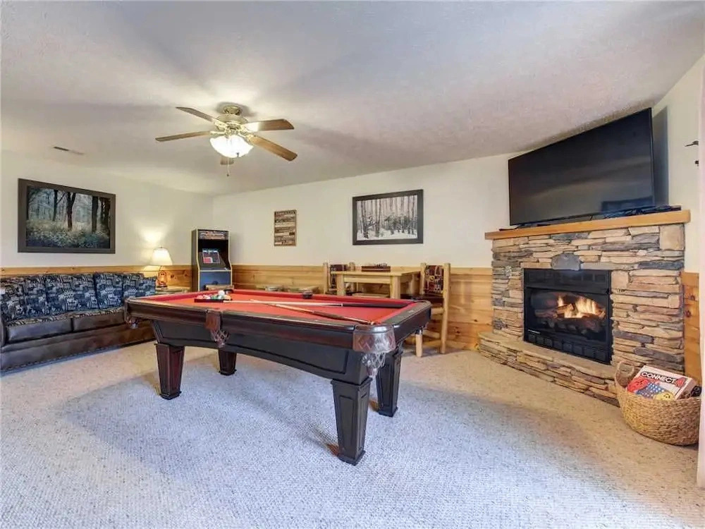 Timeless Mountain View, 3 Bedrooms, Pool Access, Hot Tub, Arcade, Sleeps 10
