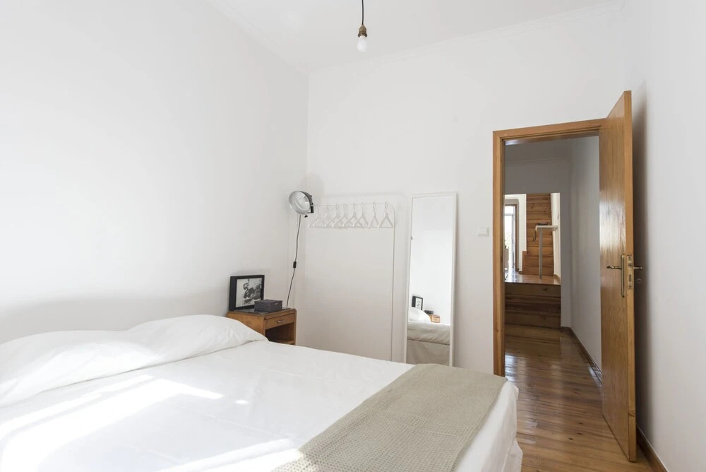 Bright and Airy Apt with balcony by LCH
