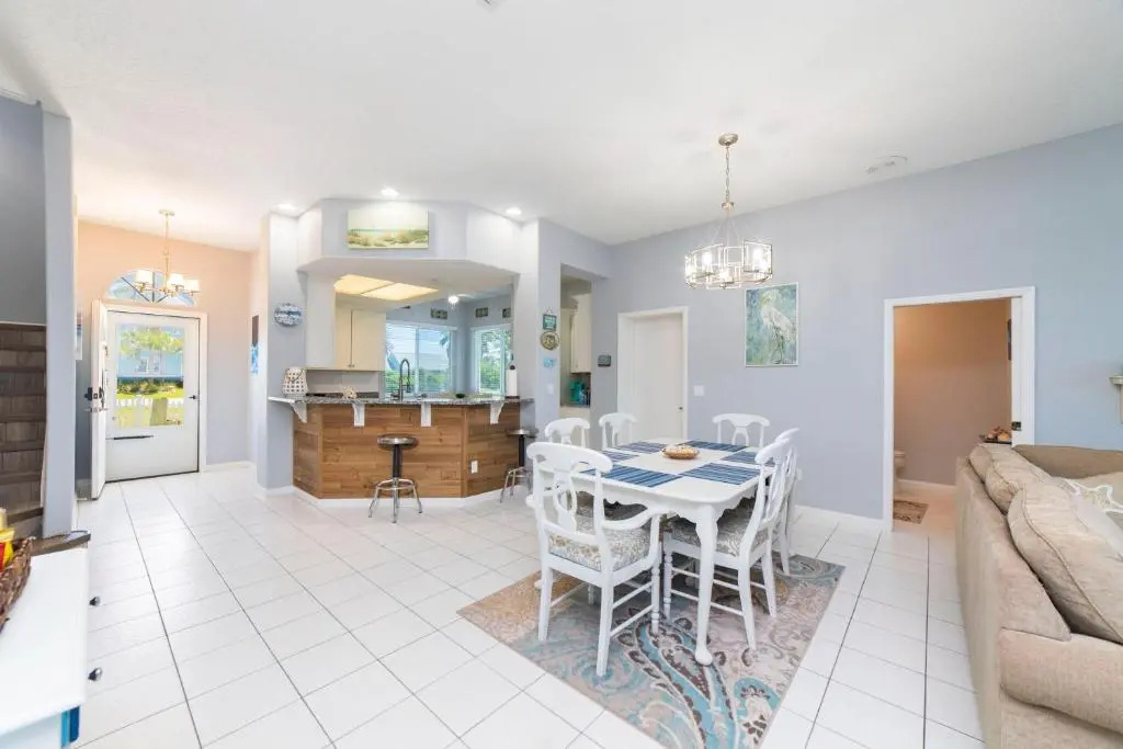 Luxury Ocean Blue beach house- 3 bed room Dog friendly