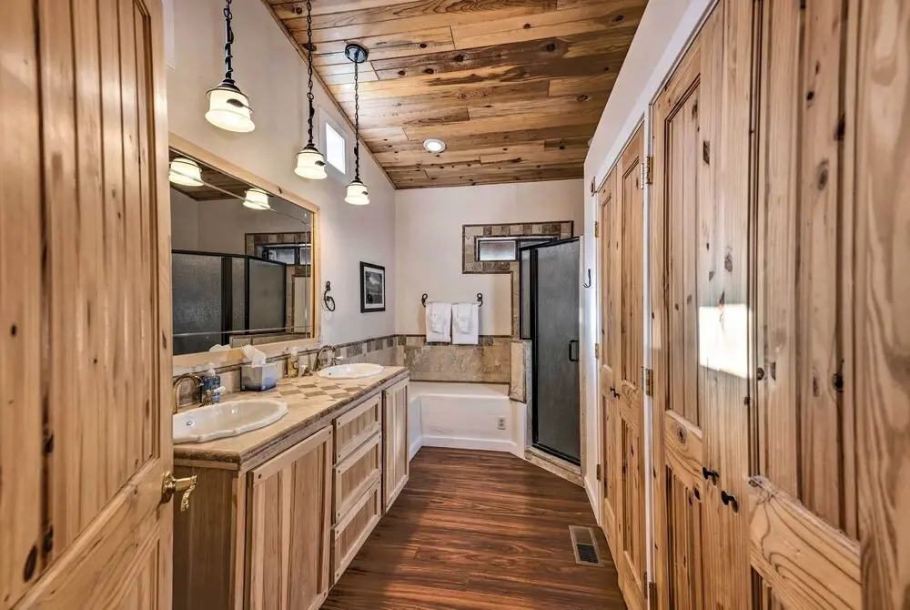 Spacious Pinetop Country Club Cabin w/ Deck!