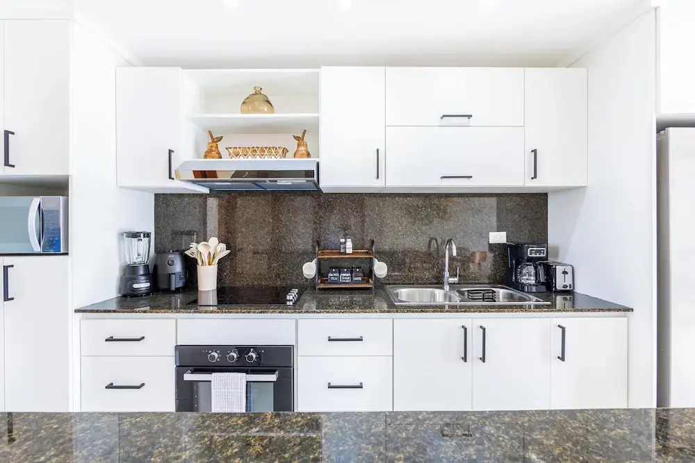 Stylish 1BR Apartment – Pool Access, Close to Beach
