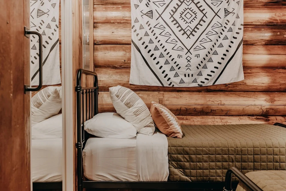 76GS - Genuine Log Cabin - WI-FI - Pets Ok - Sleeps 4