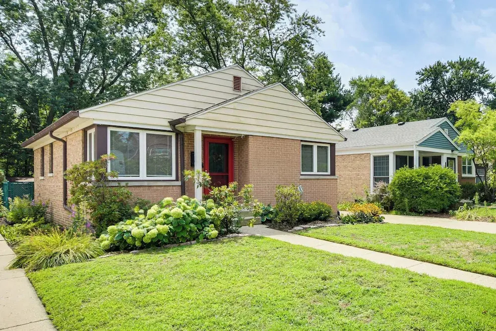 Pet-friendly Abode, 2 Mi to Dtwn Evanston!