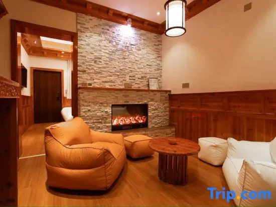 Zang Jinyue Lodge (Kangding Love Song Square Liuliu City Branch)