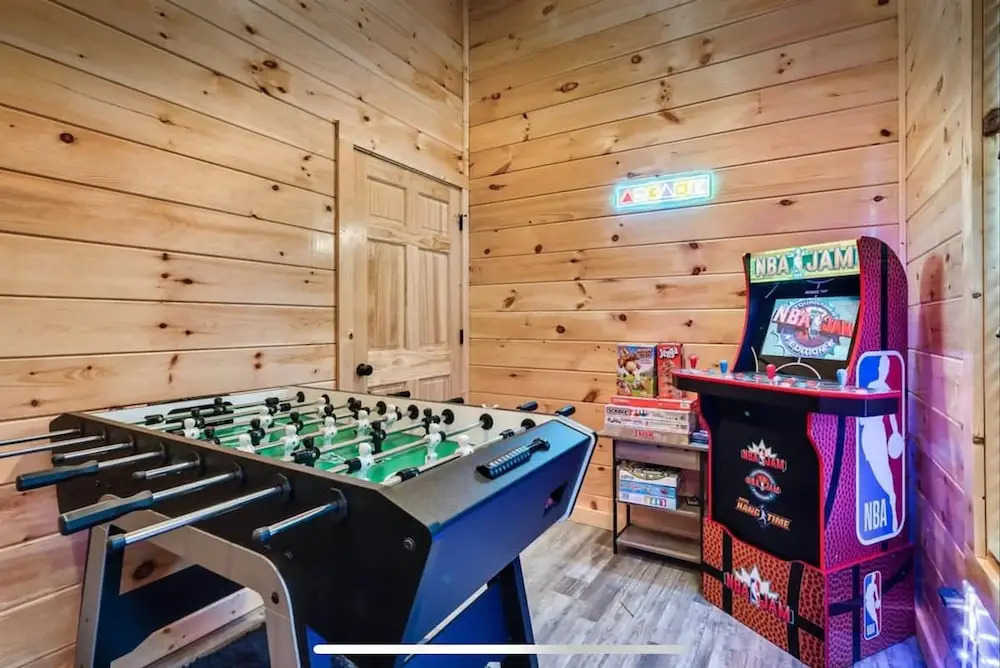 Modern 5 Bedroom Cabin Close-dollywood Game Room