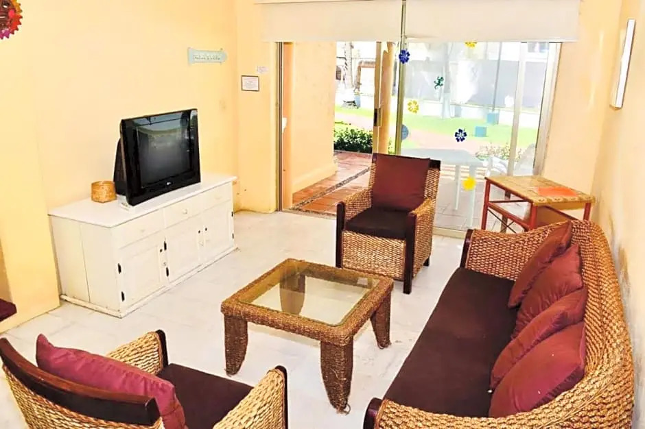 VILLA PARA 5P 4A 1M dentro del Hotel a un lado del Krystal IXTAPA Con Playa WiFi