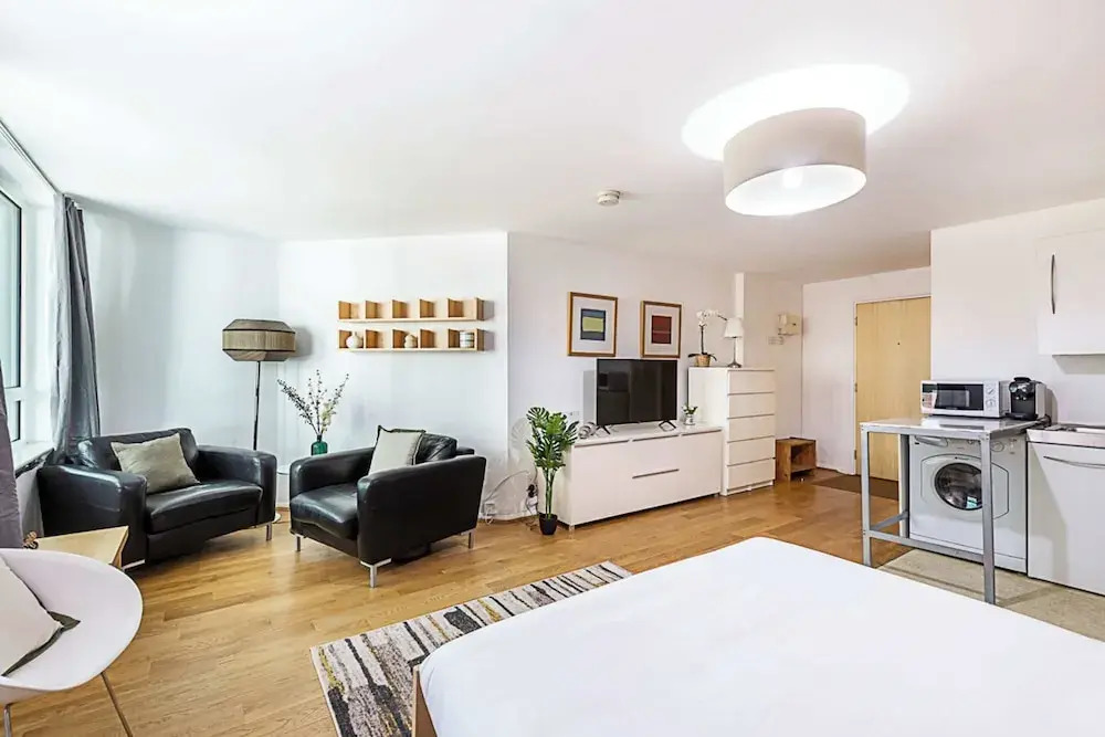 Modern Studio Apartment - St Georges Wharf