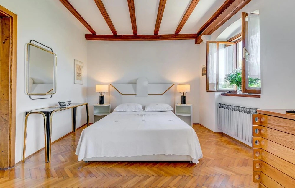 Stunning Home in Milna With 5 Bedrooms and Wifi