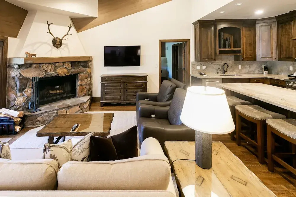 Luxury One Bedroom with Mountain View