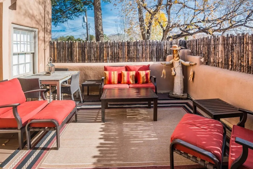 El Caminito - Magnificent East Side Home, Flooded With Light