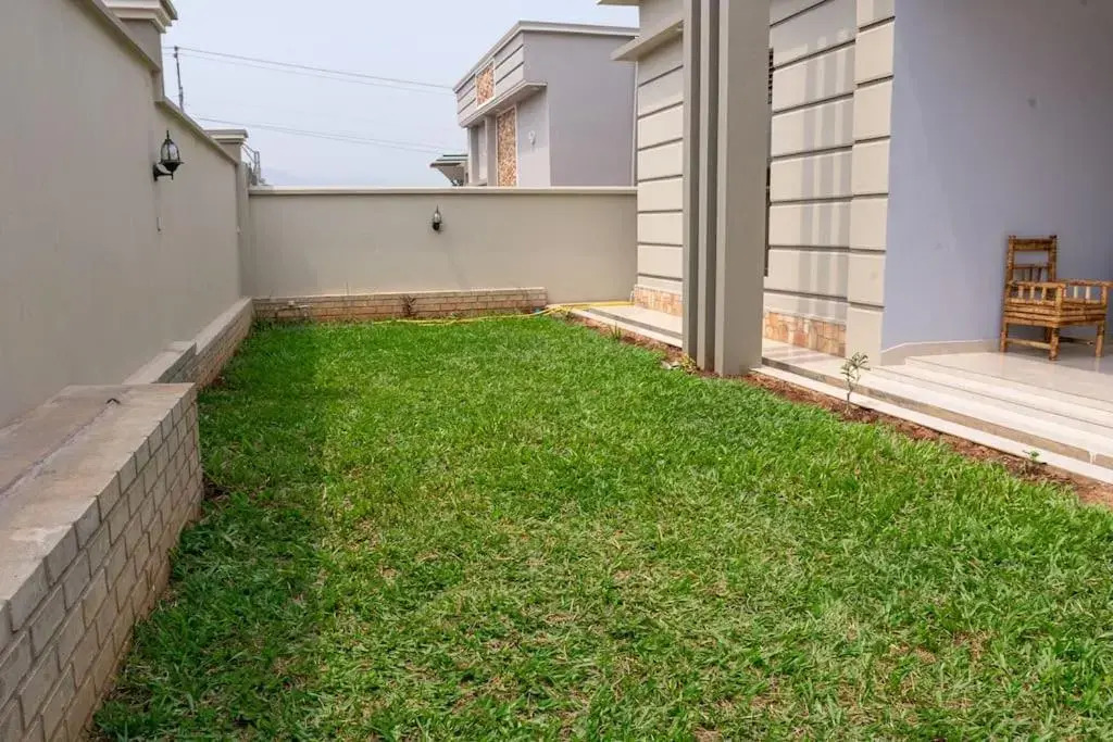 Cheerful 4-bedroom home with parking