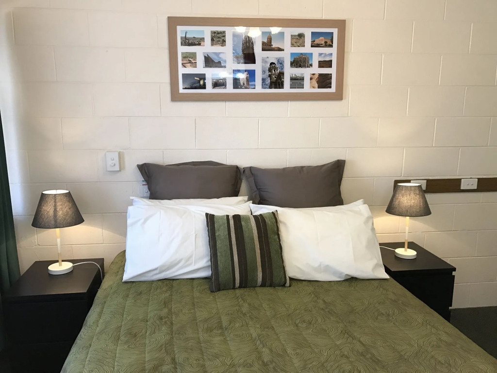 The Lodge Outback Motel