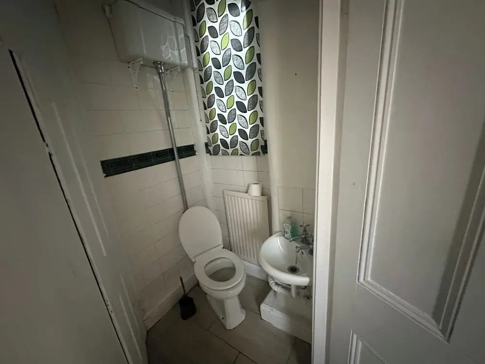 Spacious House- Parking, Garden & Central Location