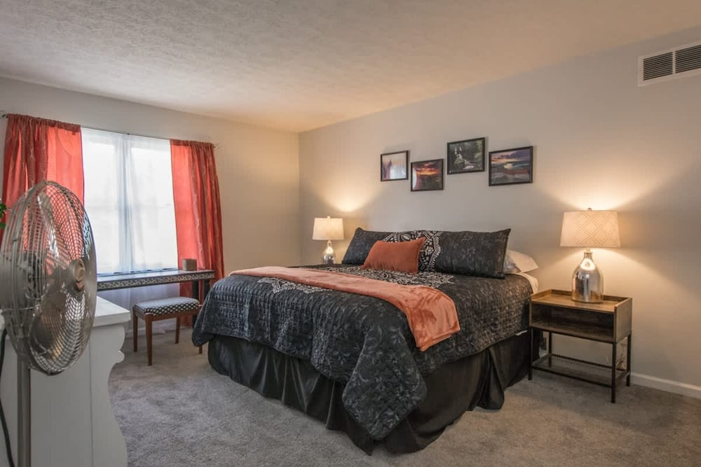 Charming 2BR Townhouse w Patio Walk to Main St