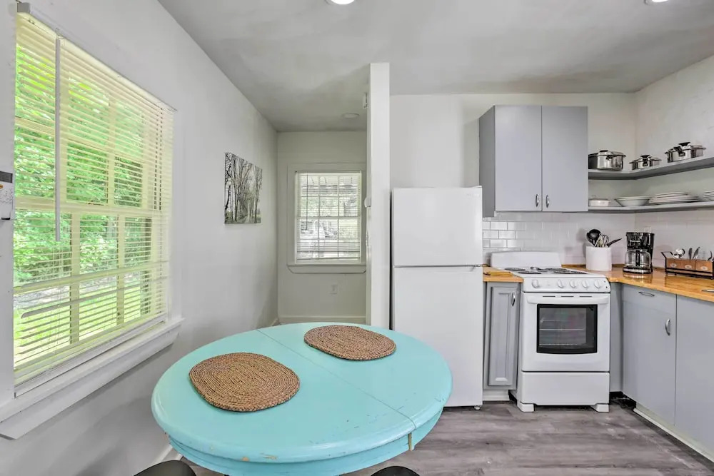 Quaint Leeds Studio w/ Yard ~ 18 Mi to Birmingham!