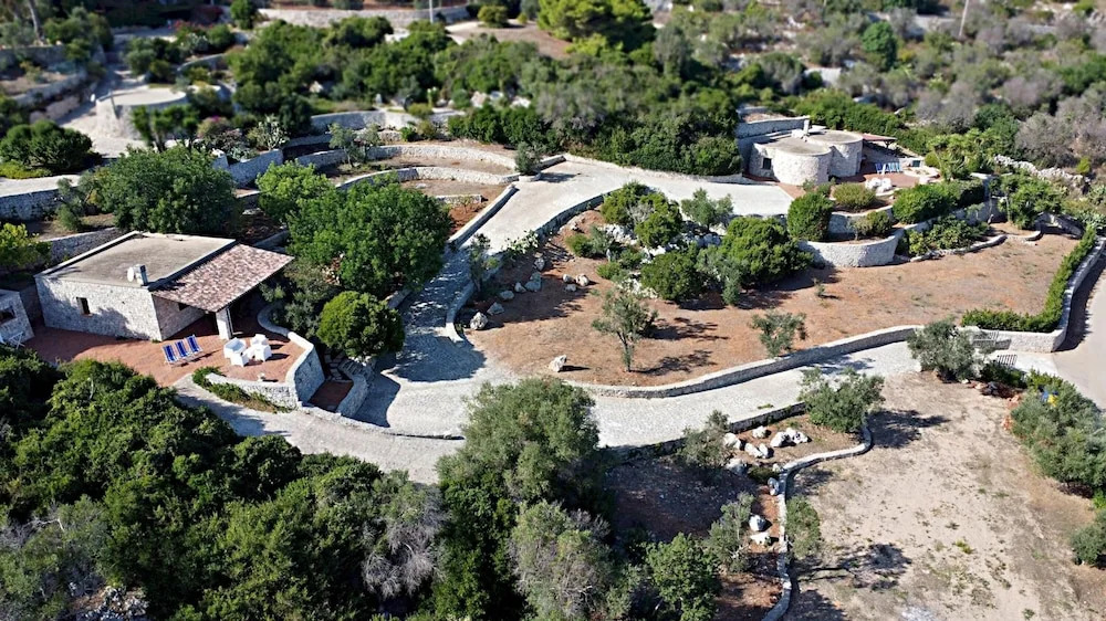 Villa Agapanto - Trullo Anthos con Vista Mare e Giardino Privato