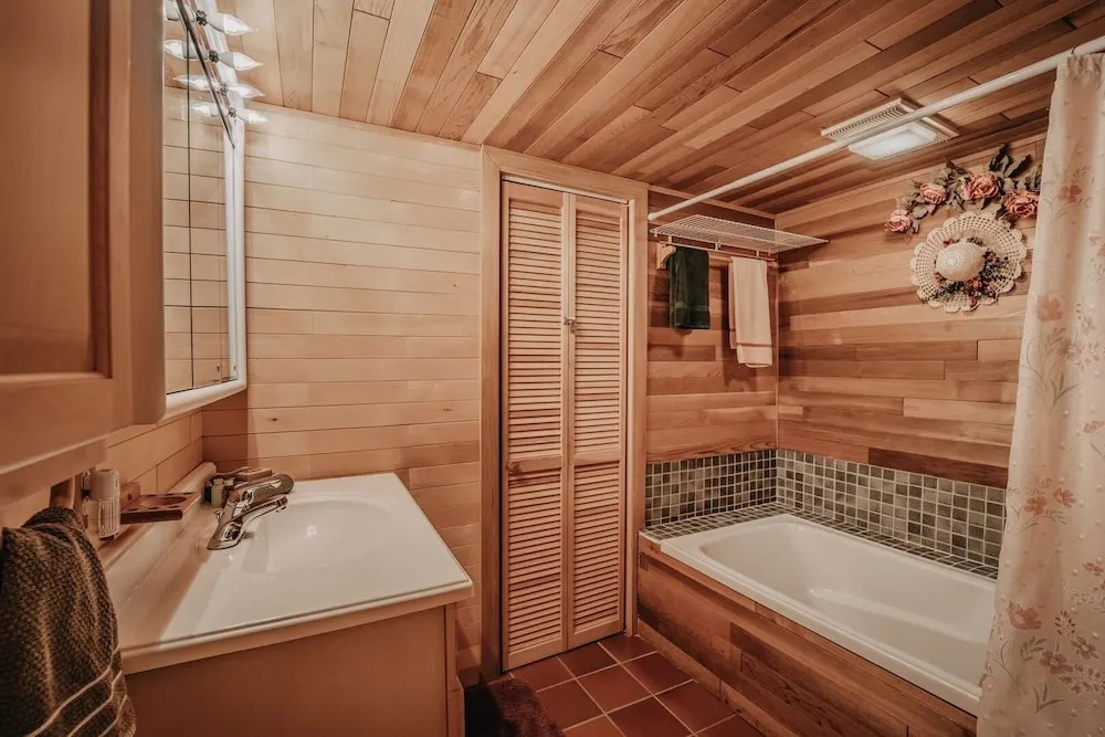 11sl - Wi-fi - No Pets Log Cabin - Sleeps 7 2 Bedroom Cabin by Redawning