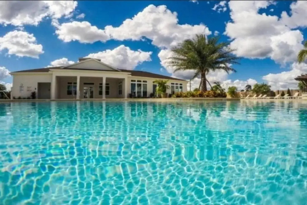 Brand new Townhouse in gated community super close to Disney