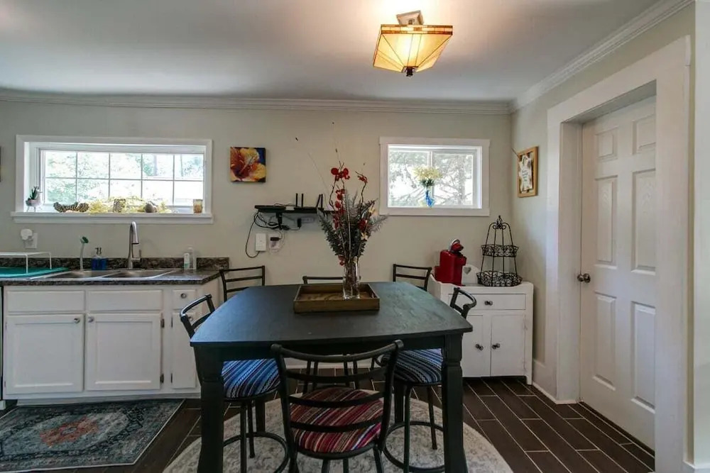 Clarksville Cottage on Crossland